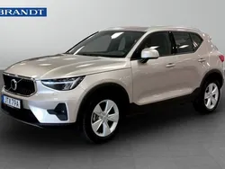 Ljusgrå (grå) Begagnad 2023 Volvo XC40 Core SUV | 299 900 kr (Lite dyr)