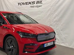 Röd (velvet red metallic) Begagnad 2024 Skoda Enyaq iV RS SUV | 569 900 kr (Marknadspris)