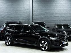 Svart Begagnad 2022 Volvo V60 CC Momentum Kombi | 209 900 kr (Marknadspris)
