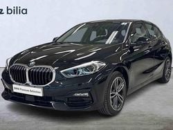 Svart Begagnad 2022 BMW 118 Halvkombi | 227 900 kr (Marknadspris)