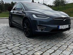 Grå Begagnad 2020 Tesla Model X SUV | 495 800 kr (Lite dyr)
