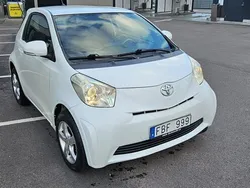 Vit Begagnad 2010 Toyota iQ Halvkombi | 29 999 kr (Marknadspris)