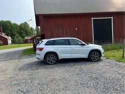 Vit Begagnad 2020 Skoda Kodiaq SportLine SUV | 350 000 kr (Marknadspris)