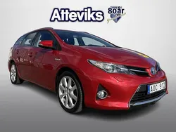 Mörkröd Begagnad 2013 Toyota Auris Touring Sports Kombi | 134 900 kr (Marknadspris)