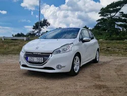 Vit Begagnad 2012 Peugeot 208 Halvkombi | 41 990 kr (Marknadspris)