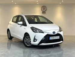 Vit Begagnad 2017 Toyota Yaris Hybrid Active Halvkombi | 104 900 kr (Marknadspris)
