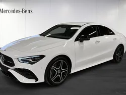 Vit Ny 2025 Mercedes CLA200 AMG line Sportkupé | 425 200 kr (Marknadspris)