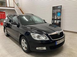 Svart Begagnad 2013 Skoda Octavia Elegance Kombi | 69 900 kr (Marknadspris)