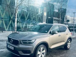 Grå Begagnad 2022 Volvo XC40 Momentum SUV | 279 900 kr (Marknadspris)