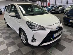 Vit Begagnad 2018 Toyota Yaris Hybrid Active Halvkombi | 144 500 kr (Marknadspris)