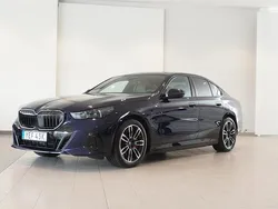 Blå Begagnad 2023 BMW 550e M Sport Sedan | 859 800 kr (Marknadspris)