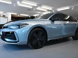 Silver (oyster silver metallic ) Ny 2025 VW Passat R-line Kombi | 499 900 kr (Superpris)