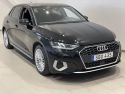Svart (brilliantsvart) Begagnad 2022 Audi A3 Sportback Advanced Halvkombi | 254 900 kr (Marknadspris)