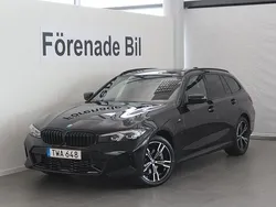 Svart (svart sapphire metallic) Begagnad 2024 BMW 330e M Sport Kombi | 509 000 kr (Superpris)