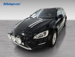 Svart Begagnad 2017 Volvo V60 CC Summum Kombi | 209 000 kr (Marknadspris)