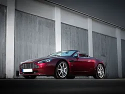 Mörkröd Begagnad 2008 Aston Martin V8 Vantage Sportkupé | 725 000 kr