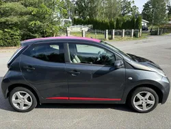 Grå Begagnad 2015 Toyota Aygo X-play Halvkombi | 75 000 kr (Marknadspris)