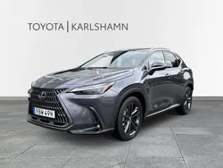 Grå Begagnad 2024 Lexus NX450h+ Executive Line SUV | 639 900 kr (Marknadspris)