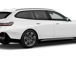Vit Ny 2025 BMW 530e Comfort Edition Kombi | 745 000 kr (Marknadspris)
