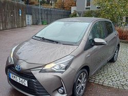 Grå Begagnad 2019 Toyota Yaris Hybrid Halvkombi | 165 000 kr (Marknadspris)
