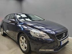 Mörkblå (blå) Begagnad 2016 Volvo V40 Kinetic Kombi | 99 900 kr (Bra pris)