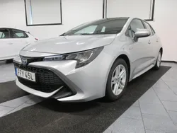 Silver Begagnad 2020 Toyota Corolla Hybrid Active Halvkombi | 209 500 kr (Marknadspris)