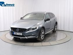 Grå (osmium grå metallic) Begagnad 2015 Volvo V60 CC Summum Kombi | 219 800 kr (Marknadspris)