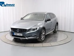 Grå (osmium grå metallic) Begagnad 2015 Volvo V60 CC Summum Kombi | 219 800 kr (Marknadspris)