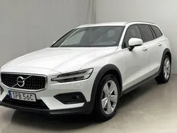 Vit Begagnad 2020 Volvo V60 CC Momentum Kombi | 310 000 kr (Marknadspris)