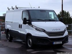 Vit svart Begagnad 2022 Iveco Daily Van | 309 000 kr (Superpris)