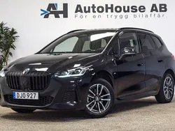Svart Begagnad 2023 BMW 225 Active Tourer M Sport Minibuss | 369 000 kr (Marknadspris)