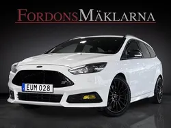 Frozen white Begagnad 2016 Ford Focus ST Kombi | 169 900 kr (Marknadspris)