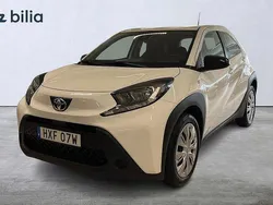 Vit Begagnad 2022 Toyota Aygo Play Halvkombi | 149 900 kr (Marknadspris)