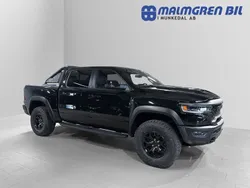 Svart (diamond black metallic) Ny 2025 Dodge Ram Pickup | 1 436 250 kr (Marknadspris)