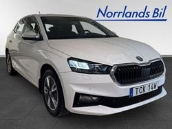 Vit (candy white) Begagnad 2023 Skoda Fabia Style Halvkombi | 229 000 kr (Marknadspris)