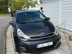 Grå Begagnad 2015 Kia Rio Halvkombi | 87 900 kr (Marknadspris)