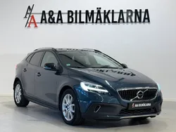 Mörkblå (blå) Begagnad 2016 Volvo V40 CC Momentum Kombi | 184 900 kr (Marknadspris)