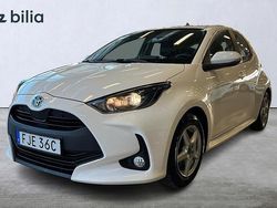 Vit Begagnad 2022 Toyota Yaris Hybrid Active Halvkombi | 219 900 kr (Marknadspris)
