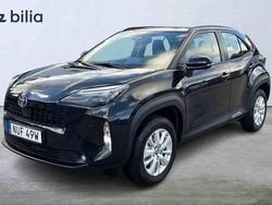 Svart Begagnad 2025 Toyota Yaris Cross Active SUV | 289 900 kr (Bra pris)