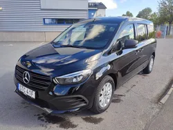 Svart Begagnad 2024 Mercedes T180 Minibuss | 319 000 kr