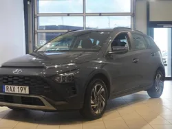 Grå Begagnad 2023 Hyundai Bayon Essential SUV | 179 900 kr (Marknadspris)