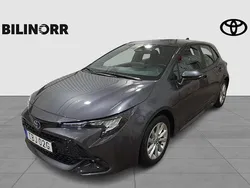 Mörkgrå (grå) Begagnad 2023 Toyota Corolla Hybrid Active Halvkombi | 274 900 kr (Marknadspris)