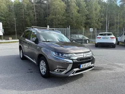 Brun Begagnad 2018 Mitsubishi Outlander P-HEV Edition SUV | 139 900 kr (Marknadspris)