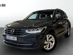 Grå Begagnad 2022 VW Tiguan Life SUV | 299 900 kr (Lite dyr)