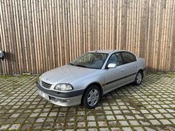 Ljusgrå Begagnad 1999 Toyota Avensis Sedan | 20 900 kr (Marknadspris)
