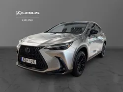 Ljusgrå (grå) Begagnad 2024 Lexus NX450h+ SUV | 639 000 kr