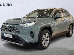 Grön Begagnad 2024 Toyota RAV4 Hybrid Active SUV | 439 900 kr (Marknadspris)