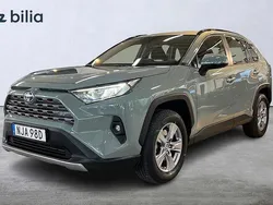 Grön Begagnad 2024 Toyota RAV4 Hybrid Active SUV | 439 900 kr (Marknadspris)