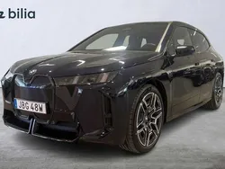 Svart Begagnad 2025 BMW iX M Sport SUV | 959 900 kr (Marknadspris)