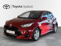 Röd Begagnad 2021 Toyota Yaris Hybrid Active Halvkombi | 199 000 kr (Marknadspris)